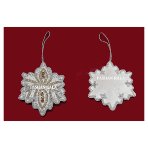 Diseño único hecho a mano de tela blanca con perla blanca Zari bordado adorno colgante de Navidad para decoraciones para fiesta de boda - Product Image 1