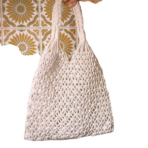 Bolso de macramé de algodón blanco hecho a mano Bliss, estilo shopper, bonito, con estética Cottage Core, ideal para el mercado. - Product Image 1