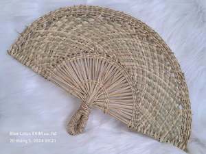 พัดลมทอจากหญ้าทะเลแนววินเทจคุณภาพสูง-ศิลปะติดผนังแบบยั่งยืนที่ทำด้วยมือในเวียดนาม! -ดอกบัวสีน้ำเงิน - Product Image 3