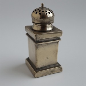 Moulin à poivre et shaker en laiton élégant avec artisanat classique en cuivre poli fait à la main conçu pour les repas décoratifs - Product Image 4