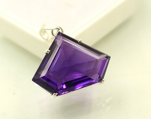 TASBIYA GEMS - Colgante Minimalista con Forma de Corazón en Plata de Ley 925 con Baño de Rodio y Amatista Morada para Mujer, Regalo de Aniversario - Product Image 3