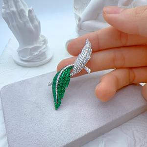 Broche en argent sterling 925 Poisson et Plume de feuille, émail vert dégradé et pavé de CZ, Bijoux d'inspiration naturelle orientale - Product Image 5