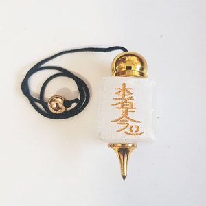 Pendule gravé gravée de gravier fait à la main en sélénite - Product Image 1