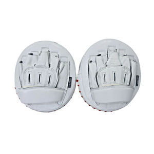 Vente en gros de tapis de frappe de boxe pour hommes et femmes en cuir et mitaines de mise au point en cuir PU coussin de frappe d'entraînement de combat entièrement personnalisable - Product Image 3