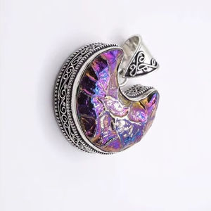 Pendentif Bohème en Mosaïque Lune Croissante, Monture en Argent Sterling, Fait Main, Violet Irisé, pour Fiançailles, Mariage, Fêtes, Nouvel An - Product Image 3