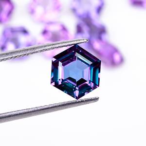 Alexandrite Hexagon Shape Color Changing Gemstone Pierre de naissance de juin Pierre précieuse naturelle en vrac pour la fabrication de bijoux Nouvelle taille calibrée - Product Image 4