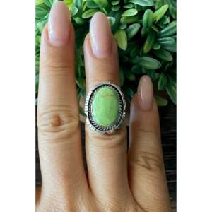 Anillo Estilo Boho Hecho por Artesanos Navajo con Gaspeita Australiana y Plata de Ley, Talla 6, con Turquesa Natural y Ópalo Engastado en Bisel para Uso Diario - Product Image 2