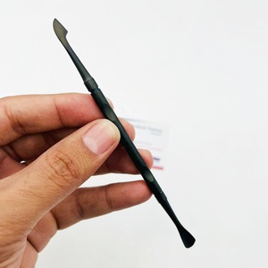 Pousse-cuticules et cuillère nettoyante pour ongles en acier inoxydable noir mat de qualité supérieure, outil de manucure et pédicure pour l'élimination des peaux mortes - Product Image 1