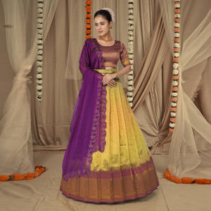 ชุดเลเฮนกาผ้าไหมบาแนราซี พร้อมลายทอประณีต ดีไซน์ดั้งเดิม พร้อมเสื้อผ้าลายโบรเคดแบบดั้งเดิม และผ้าคลุมไหล่หรูหรา สำหรับงานแต่งงานและงานเฉลิมฉลอง - Product Image 1