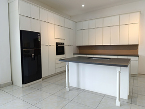 เฟอร์นิเจอร์ครัวไม้จริง ดีไซน์ทันสมัย หรูหรา สีอ่อน จากผู้ผลิตเวียดนาม - Product Image 3