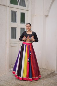 Lancement de la nouvelle collection de lehenga choli modernes pour fêtes, avec combinaison de couleurs attrayante, en tissu romain et travail de dentelle, réversible. - Product Image 4