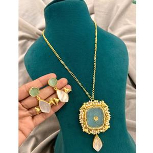 Ensemble de colliers à chaîne de créateur de meilleure qualité finition dorée avec boucles d'oreilles pour mariage Collection de vêtements pour femmes et filles - Product Image 1