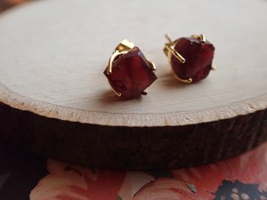 Ensemble de Boucles d'Oreilles en Plaqué Or Grenat Brut de 8 à 10mm, Pierre de Naissance Faite à la Main, Bijoux Minimalistes Délicats pour Femmes - Product Image 5