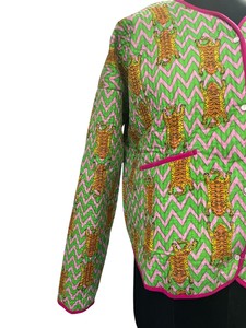 Magnifique veste d'hiver matelassée tissée et lavée à imprimé tigre vert pour femmes Réversible à la main 100% coton léger nouveau style - Product Image 3