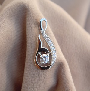 Moissanite ronde coupe pierre argent pendentif délicat pour elle incolore Moissanite bijoux cadeau pour femme - Product Image 1