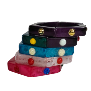 Ensemble de 5 bracelets empilables en résine - Bracelets géométriques hexagonaux multicolores avec incrustations décoratives cloutées, bijoux volumineux - Product Image 4