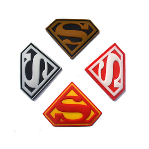 Parche de Goma de PVC con Diseño de Flor y Logotipo del Escudo Icónico de Superman, Ecológico, con Relieve 3D, Color Negro/Plateado, con Cierre de Gancho y Bucle - Product Image 4