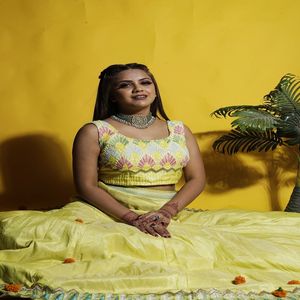 Lehenga Choli de Mariée de Luxe Jaune avec Broderie Fine et Ornements en Paillettes |   Tenues de mariage et de sangeet pour femmes - Product Image 4