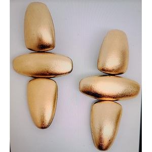 Boucles d'oreilles de luxe en résine de couleur personnalisée de qualité supérieure, polies et brillantes, fabriquées à la main pour femmes d'Inde. - Product Image 1