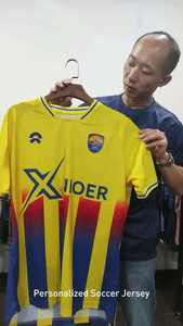 Nouvel ensemble d'uniformes de club de football personnalisé pour garçons comprenant des t-shirts et un kit de merdes de football en jersey - Product Image 6