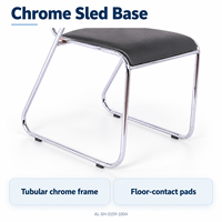 Chaise de visiteur moderne en similicuir PVC noir avec accoudoirs rembourrés et base chromée pour réunions de bureau, réceptions et salles d'attente