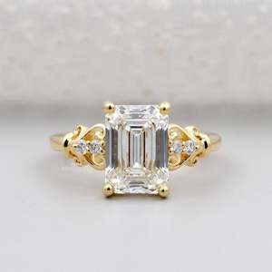 Bague de fiançailles pour femme en diamant taille émeraude vintage certifié IGI avec sertissage à 4 griffes et pierres latérales en filigrane - Product Image 1