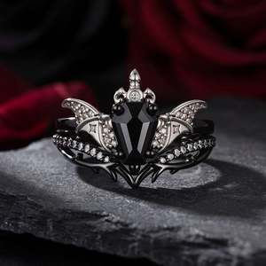 ชุดแหวนจี้รูปปีกค้างคาว ดาบ และโลงศพ ของเจลิยา ยูนทิล เดธ ดาร์กไนท์ - Product Image 1