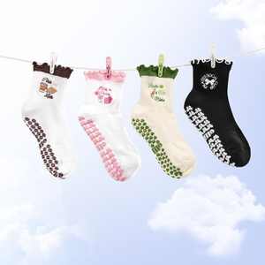 Calcetines de Pilates con Diseño de Logotipo Bordado Personalizado con Puño con Volantes, Calcetines de Yoga Antideslizantes de Algodón Suave Personalizados para Mujer - Product Image 1