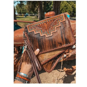 กระเป๋าสตางค์หนังวัวแท้สไตล์โบฮีเมียนสุดหรูสำหรับฤดูใบไม้ร่วง พร้อมพู่ห้อยแบบสั่งทำพิเศษ เป็นมิตรกับสิ่งแวดล้อม ราคาขายส่ง - Product Image 1