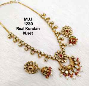 Conjunto de collar Kundan vibrante con toques nupciales personalizados para colecciones de Bodas de alta gama y trajes de fiesta en boutiques étnicas - Product Image 6