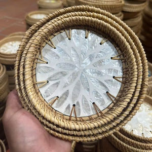 Plateau en rotin artisanal de qualité supérieure avec incrustation décorative en nacre pour la présentation sur table à la maison, Vietnam - Product Image 1