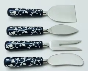 Ensemble de 4 couteaux à fromage en résine avec gravure Nice Leaf Design et vaisselle en acier inoxydable - Product Image 1