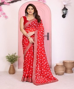 LOOK RICH GEORGETTE RAJWADI BANDHEJ IMPRIMÉ AVEC BRODERIE TRAVAIL SAREE AVEC CHEMISIER NON COUDU VÊTEMENTS DE MARIAGE PRIX DE GROS - Product Image 1