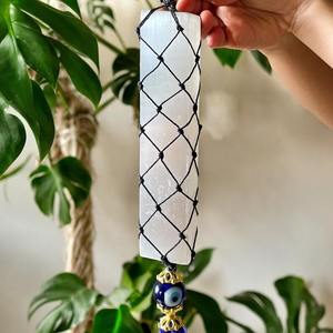 MUNTAHA AGATE Selenite Hanger avec perle œil de protection 15-20cm Écologique Nettoyage énergétique et protection Feng Shui Décoration intérieure - Product Image 6