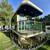 Hébergement hôtelier élégant en forme de capsule spatiale, en acier préfabriqué, design moderne modulaire, système solaire, isolation thermique