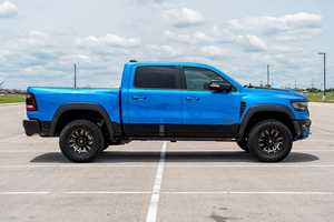 2022 R-a-m 1 5 0 0 T-R-X Turbo V8 Transmission Manuelle Volant à Gauche Intérieur Clair Faible Kilométrage Prix en Stock Prêt à être Expédié - Product Image 2