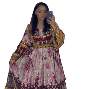 Robe Kuchi traditionnelle afghane ultra longue en mousseline de soie blanche avec corsage en velours noir et broderie à la main en zari doré complexe - Product Image 1