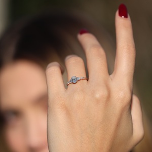 Bague de fiançailles CZ coupe ovale 8x6mm | Bague de mariée en cinq pierres pour femmes | Fournisseur en gros de bijoux d'anniversaire de mariage en argent - Product Image 3