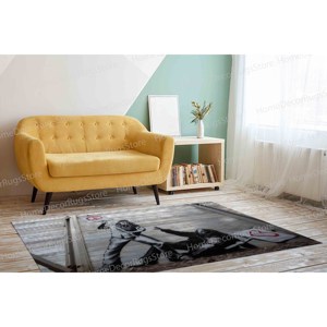 Tapis imprimé Peace vs. Love : Décoration de salon moderne, ambiance Street Art de Banksy, Tapis en velours de luxe - Product Image 3
