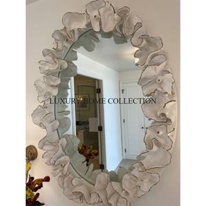 Cadre de miroir mural élégant design en métal antique avec un élégant dessus arqué et des motifs floraux complexes pour un charme vintage - Product Image 2