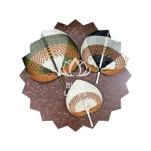 Éventail à main en feuilles de palmier, matériau naturel - Product Image 1