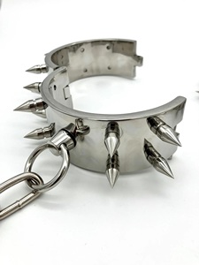 ปลอกข้อมือโลหะแบบมีหนามพร้อมดีไซน์โซ่เชื่อมสำหรับการพันธนาการแบบ BDSM กุญแจมือ และอุปกรณ์เสริมแนวอีโรติก - Product Image 4