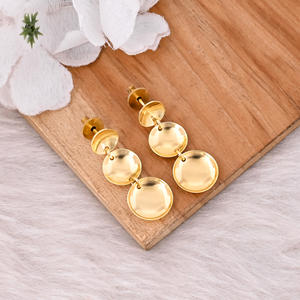 Boucles d'oreilles pendantes minimalistes en laiton faites à la main pour femmes, bijoux légers de forme libre, fabricant en gros en Inde - Product Image 2