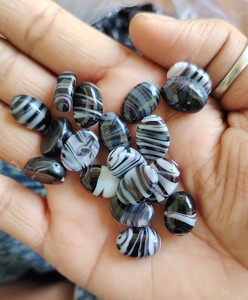 Cabochons en verre marbré faits sur mesure sur le thème des bonbons, idéaux pour la revente pour les créateurs de bijoux et les magasins de perles de couleur noir et blanc. - Product Image 4