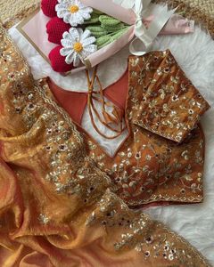 Tissu en soie de chiffon lourd et doux avec travail de zari et de sequins sur le pallu, bordure en travail de découpe sur les saris - Product Image 2