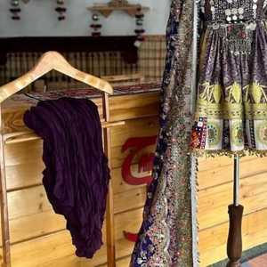 Robe afghane royale violette avec broderie métallique audacieuse, détails ethniques faits à la main, bijoux tribaux superposés avec des motifs de pièces de monnaie complexes - Product Image 5