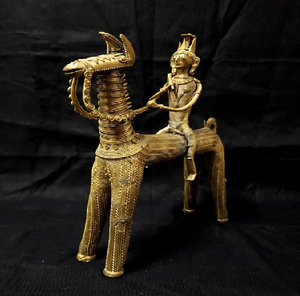 Une collection diversifiée de figurines tribales et divinités, mettant en valeur la gamme de l'art Dhokra. Disponible aux prix de gros. - Product Image 5