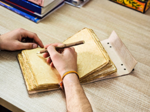 Cuaderno de tapa dura A5 de cuero Vintage hecho a mano, adornos de piedras preciosas | Cierre de cerradura antiguo de costura | Diario de regalo único - Product Image 5