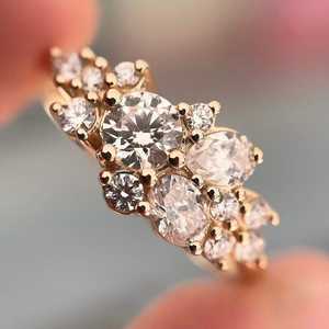 Anillo de Compromiso con Diamante Cultivado en Laboratorio de 1.75 Quilates, Diseño Único en Forma de Racimo, Anillo de Boda de Oro con Diamante de Corte Ovalado Certificado por IGI - Product Image 3