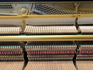 Piano droit Yamaha UX1 noir, son de haute qualité pour une performance professionnelle, son riche, idéal pour l'éducation musicale, 88 touches - Product Image 4